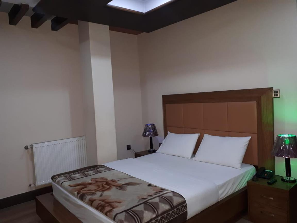 Midtown Hotel Равалпинди Екстериор снимка