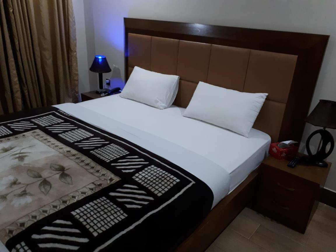 Midtown Hotel Равалпинди Екстериор снимка